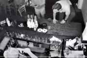【動画】これはドン引き。酒に酔ってバーカウンターによじ登った兄ちゃんが(´･_･`)
