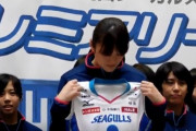 【悲報】女子バレー選手、ユニフォームが20万円で落札されて困惑してしまう