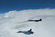 バルト海上空でロシア領空に接近した米軍B-1B戦略爆撃機にロシア軍のSu-27戦闘機が緊急発進…領空侵犯はなし！