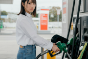 【謎行動】セルフスタンドの店員やが‥‥みんなガソリン入れる前カチャカチャするの何？？？？？？