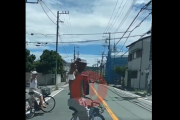 日本：自転車に乗った黒人が車道に侵入…運転手に中指を突き立てる動画が海外で話題に[海外の反応]