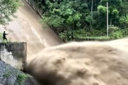 【動画】おい馬鹿やめろ。大増水した用水路ダムで命がけのチャレンジをやってみた。