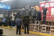 【悲報】撮り鉄さん、集団危険行為で大暴れ！鉄道会社を困らせてしまう…