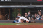 西武の新人・村田怜音がフェンス激突アクシデント　左膝＆顔面強打で負傷交代　ユニ破れ顔傷だらけ