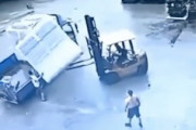 フォークリフトが落とした重量物を人力で支えようとした男、潰されてしまう(ﾟoﾟ)