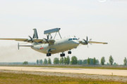 中国海軍のKJ-200早期警戒管制機は大型連休にも哨戒飛行の任務のために離陸！