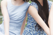 ＜日向坂46宮地すみれ＆渡辺莉奈＞“すみりなペア”が「ボム」表紙に　笑顔であごクイポーズ　しっとりスカート揺らす