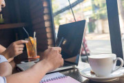 気になるカフェテレワークのマナー問題　「オンライン営業のセールストークが丸聞こえ」「冷たい視線を送っても画面に夢中で気づかない…」