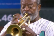 【動画】アメリカ国歌を演奏していたトランペットが故障してしまうハプニング。