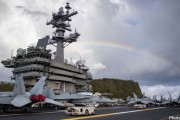 新型コロナ艦内感染拡大した米空母「セオドア・ルーズベルト」の飛行甲板上に虹がアーチを描く！