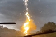 【衝撃】連発？目の前の車に雷が落ちる瞬間の映像がすごい。