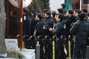 【リアルタイム】警察機動隊約2800人集結、韓国大統領公邸に突入→大統領側が官邸内軍部隊を展開している模様、現在は警察と対峙