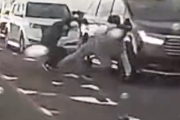 【動画】渋滞中のトラブルか⁈ 「華麗なライダーキック」が路上で炸裂
