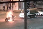 【恐怖】沖縄の交差点でバイクが突然炎上し爆発・・・
