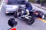 【動画】 手を振る女性に気を取られバイク追突事故・・ 投稿動画に衝撃走る