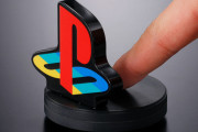 【チェック】PlayStationの起動音が鳴るアクリルロゴディスプレイが予約開始！！