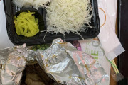 【画像】ワイ、Uber eatsで頼んだ焼肉弁当(2,500円)を食べる！で！！！！