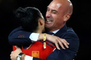 スペインサッカー連盟、会長がキス問題で解職処分ならUEFA脱退も…女子W杯決勝で選手の唇にキス