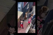 【闇深】ミッキーマウスの中の人、舞台裏でも着ぐるみに人格を乗っ取られる…