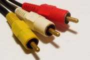オッサン「ゲームやるときは赤白黄の端子をテレビに刺してた」