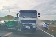 運転手GJ動画。ブレーキ故障で突っ込んでくるミキサー車から鬼バックで逃げ切る車載。