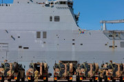 オーストラリア陸海軍が協力して揚陸艦に戦車や装甲車両を迅速搭載！