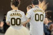 MBS・辻沙穂里アナ、阪神・山本泰寛との披露宴を公開…　ユニフォーム着て長男お披露目