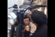 【動画】わずか30秒でバイクを盗むテクニックを警官に披露する泥棒。
