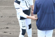 【プロ野球】＜新庄剛志監督（49歳）＞清宮幸太郎の左脇腹をつまむ場面も「ちょっとデブじゃない？ちょっと、やせない？」