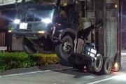 【画像】名古屋のダンプカー、芸術点の高い事故り方をする