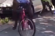【動画】280cmくらいありそうな黒人女性、自転車を軽くぶん投げて自転車を奪う