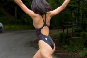 【画像】女さん、ドスケベ競泳水着姿で外に出てしまう
