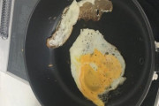 【画像】ガチで料理できないワイ、目玉焼きを作る