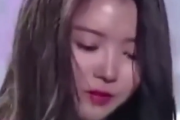 【悲報】韓国アイドルさん、生放送中に鼻が崩壊してしまう映像が話題に…