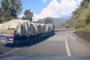 【動画】高速道路を爆走していたトレーラーが積荷を盛大にぶちまけてしまう。