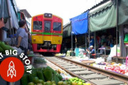 線路上のタイの市場「メークロン市場」がすごい 海外の反応