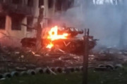 マリウポリ地下に閉じ込められている筈のアゾフ大隊、T-80戦車を破壊…ハエも逃がさないんじゃなかったのか？