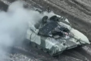 ロシアのT-90M、スウェーデン製の携帯式対戦車ロケットで破壊される