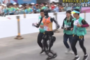 中国で世界初の人型ロボットマラソン大会が開催…技術力を国内外に誇示！