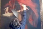 【動画】活動家が100年以上の歴史がある絵画を切り刻んでしまう。