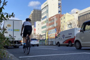 チャリ「減速した車を左から抜いたらウインカーなしでパーキングに向けて左折して轢かれかけた！」