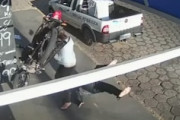 【動画】暴走バイクに突っ込まれたのにほぼ無傷だった奇跡の女性。