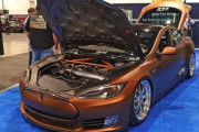 【悲報】アメリカ人、テスラのEVに6200ccのV8エンジンを載せてしまう