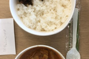 女だけど、松屋の新作のカレーが食べてみたいんだけど、女1人で松屋で食べてたら引く？