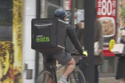 ウーバーイーツ配達員　距離１キロ当たりの報酬が１５０円から６０円に