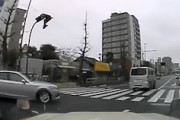 投稿者のタクシーが叩かれていた右左折事故のドライブレコーダー。