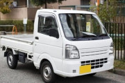 なぜガチの田舎者は高級車買ってもセカンドカーの軽自動車ばかり乗るのか？