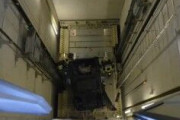 駐車スペースを探していた女性、誤ってエレベーターに突っ込み10メートル下に車ごと転落wwwwwww