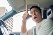 【悲報】バス運転士「お前が下がれ！」投稿者「動画撮ってるぞ？その態度まずいんじゃない？」