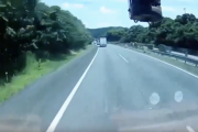【動画】トラックさん、ノールック車線変更してしまうｗｗｗｗｗｗｗｗｗｗｗｗｗｗｗｗ